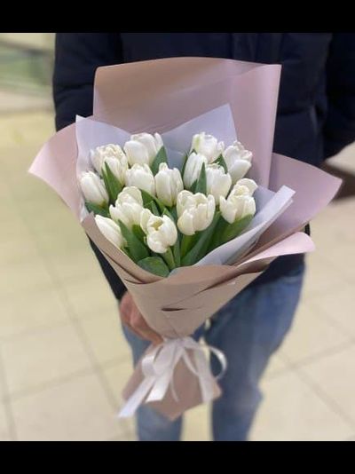 15 белых тюльпанов