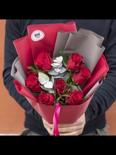 Букет из роз с эвкалиптом