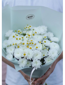 Букет из кустовой хризантемы и ромашек