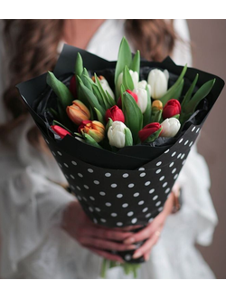 Букет из разноцветных тюльпанов