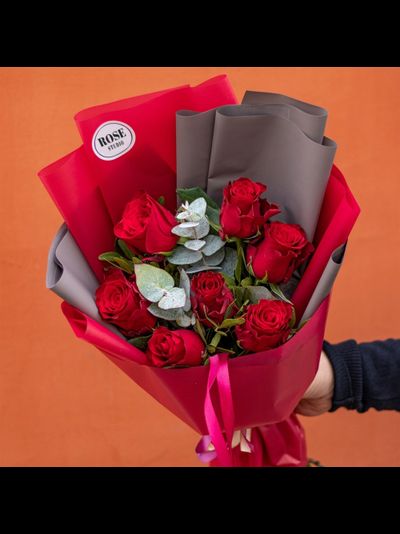 Букет из роз с эвкалиптом