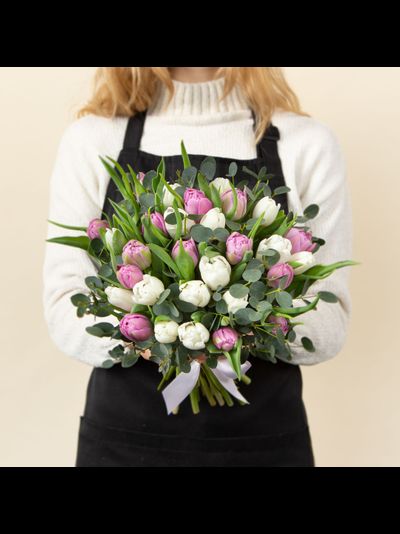 29 белых и сиреневых тюльпанов