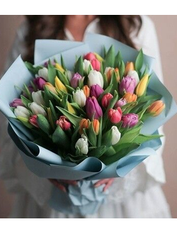 Букет 51 тюльпан в небесном оформление
