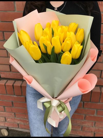 19 желтых тюльпанов