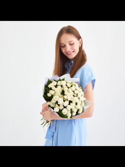 11 белых кустовых роз